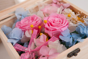 工艺品木盒中的缤纷永生花