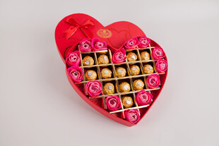 工艺品心形盒中的精美巧克力