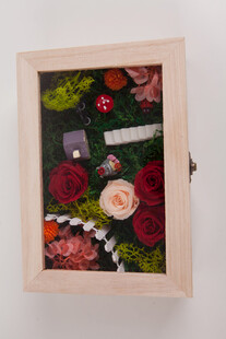 工艺品木质花盒中的多彩花卉