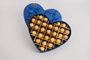 工艺品心形盒中的金色巧克力