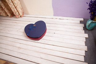 工艺品心形物件置于浅色木板上