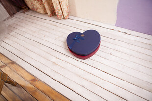 工艺品心形坐垫置于木质地板上