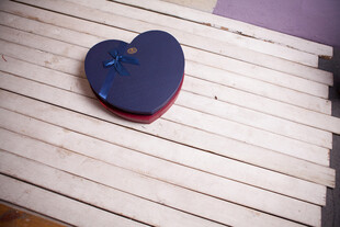 工艺品心形盒子置于木质表面