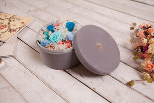 工艺品灰色容器盛放多彩小物件