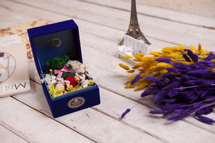 工艺品蓝色礼盒与多彩花束