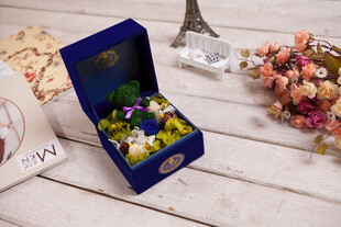 工艺品蓝色礼盒中的多彩干花