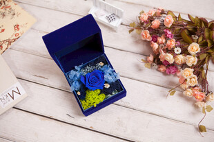 工艺品蓝色礼盒中的永生花摆件