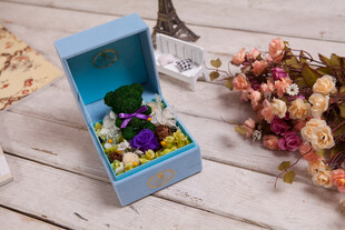 工艺品蓝色礼盒中的多彩干花