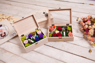 工艺品精致木盒中的多彩鲜花