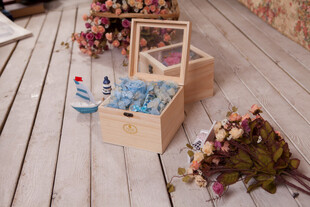 木质装饰盒与花卉摆件