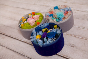 工艺品多彩花卉装饰的精美容器