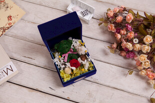 工艺品精致首饰盒中的多彩珠宝