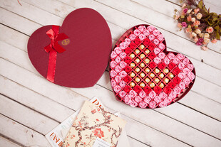 工艺品心形礼盒与装饰饼干