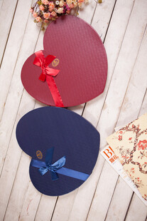 工艺品心形礼盒与装饰纸