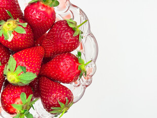 玻璃盘中新鲜饱满的草莓