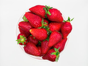 新鲜草莓满满一碗