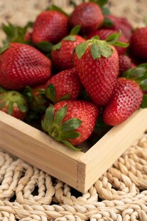木盒中的新鲜草莓