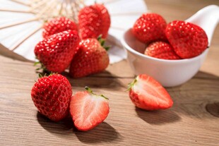 新鲜草莓摆放在木桌上