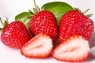 新鲜诱人的草莓果实