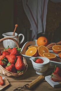 美味鲜果与精致餐具组合