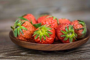 木盘里的新鲜红草莓