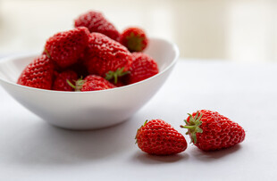 饱满诱人的新鲜草莓