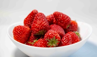白碗中的新鲜红草莓