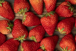 新鲜饱满的草莓堆叠