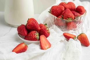 新鲜草莓与牛奶的美味组合