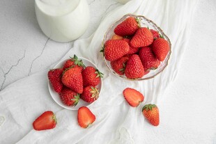 新鲜草莓与牛奶的美味组合