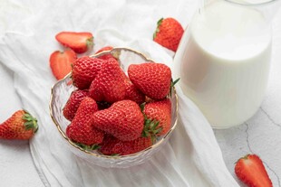 新鲜草莓与牛奶的美味组合