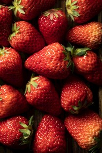 新鲜饱满的诱人草莓