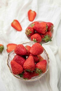 新鲜草莓盛于玻璃碗中