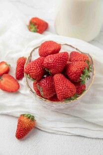 碗中鲜草莓与散落草莓