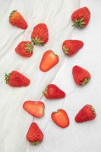 散落的新鲜草莓果粒