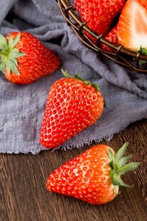 新鲜草莓摆放在木桌布上