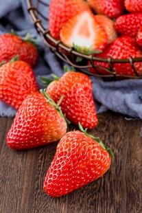 新鲜草莓散落木质桌面