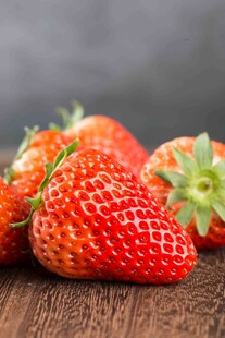 新鲜草莓摆放在木质表面