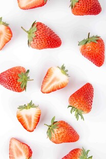 散落的新鲜草莓