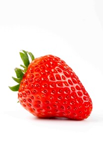 鲜红饱满的单颗新鲜草莓