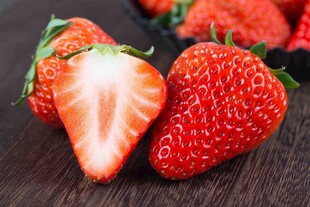 新鲜诱人的草莓特写