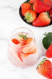 草莓饮品与新鲜草莓