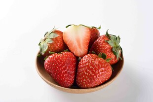 碗中新鲜草莓色泽诱人