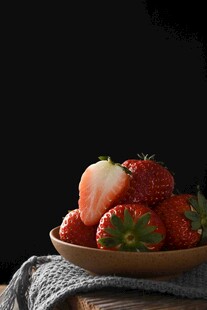 木碗中的新鲜草莓