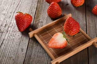 木盘上的新鲜草莓