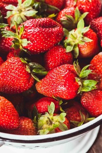 满满一盆新鲜红嫩草莓