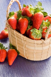 篮子里的新鲜草莓