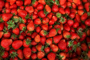 新鲜饱满的草莓堆叠