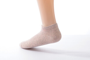 浅粉短袜展示足部优雅