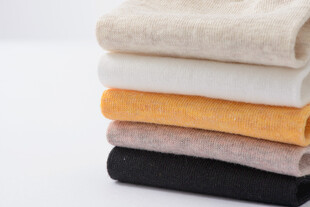 多彩叠放的棉袜